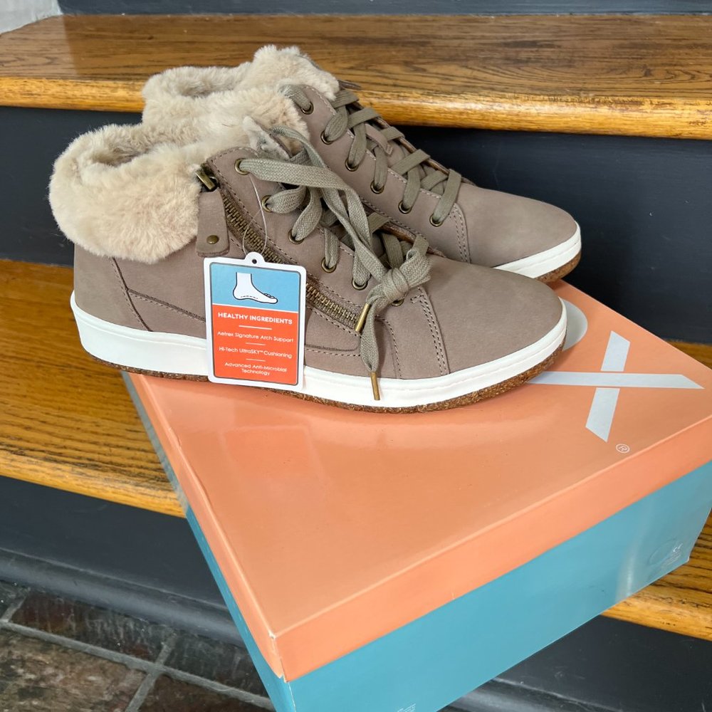 NWT Aetrex Dylan Arch support sneaker